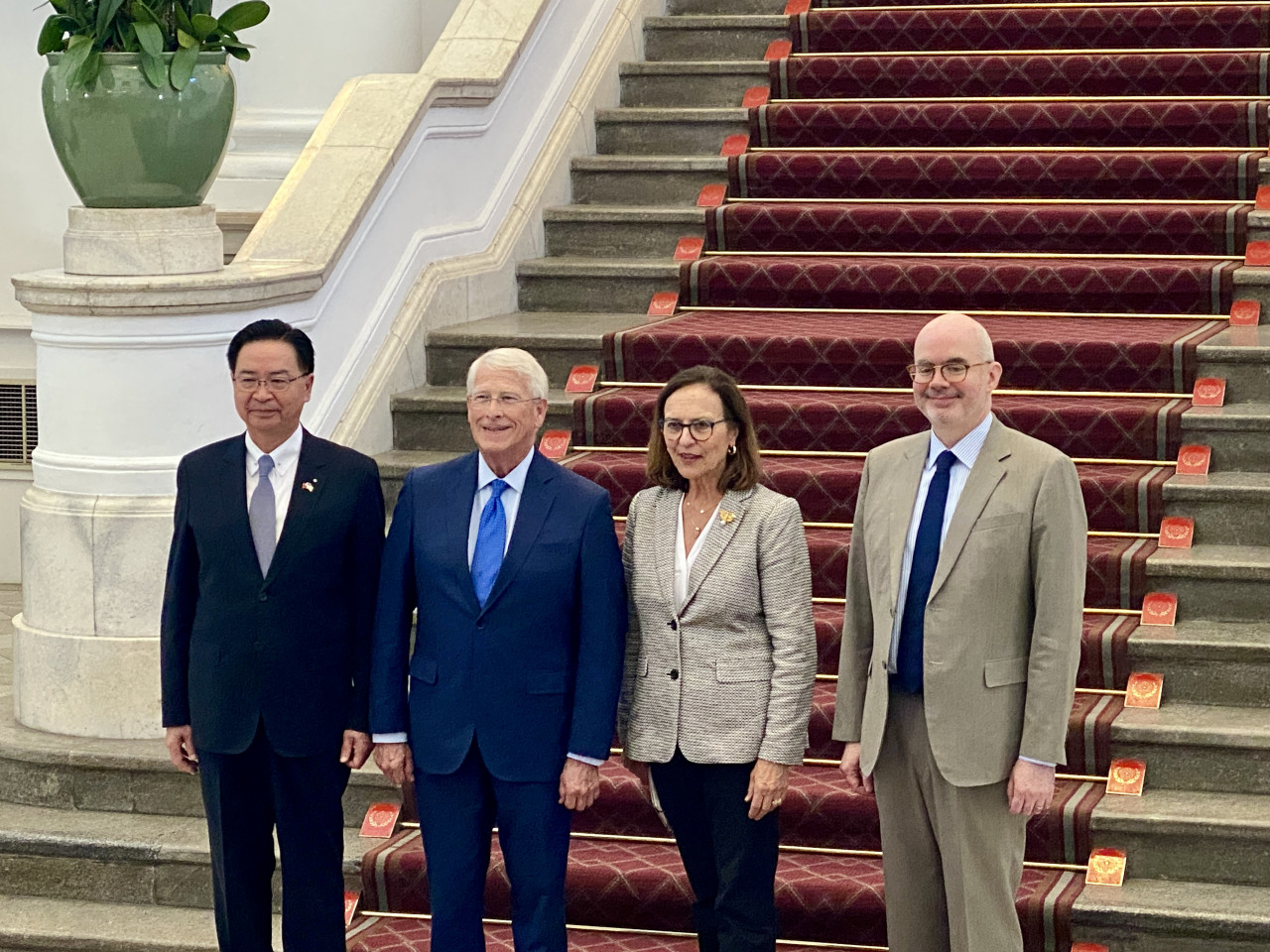 美國參議院軍委會主席維克、參議員費雪