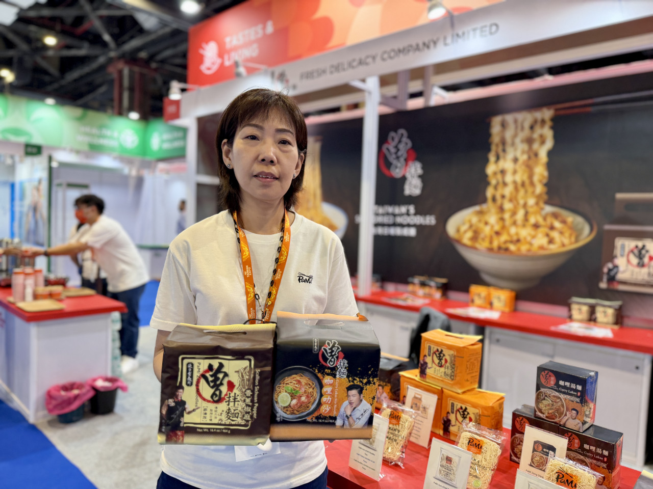 曾拌麵國外營業部副理潘蕙嫻