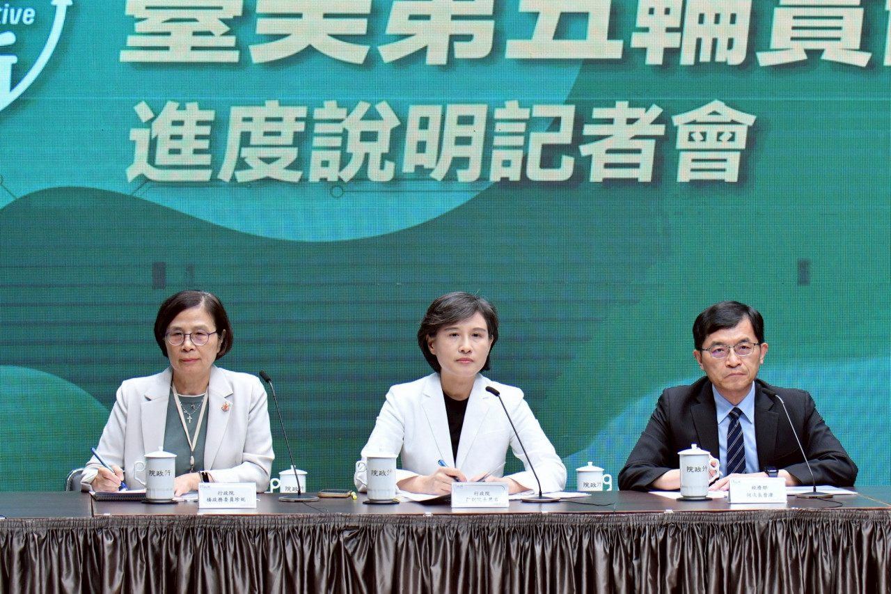 楊珍妮、鄭麗君、何晉滄