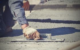 老闆欠薪跑路沒工人　他堅持頂烈日獨力善後