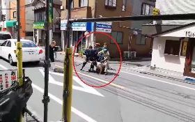 影片瘋傳！日警對峙持刀男　黑貓宅急便路過見義勇為