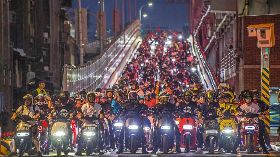 千台Gogoro「無聲機車海」快閃台北橋　打破金氏世界紀錄