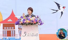 盧秀燕穿牛仔褲草地就職　竟送「谷關空氣」當紀念品