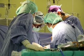 【誰來照顧醫護之三】醫師納勞基法看診恐等更久　醫怒：難道要病人明天再開刀？