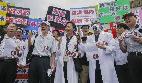 【誰來照顧醫護之二】醫師納勞基法危及民眾性命？4大爭點一次看