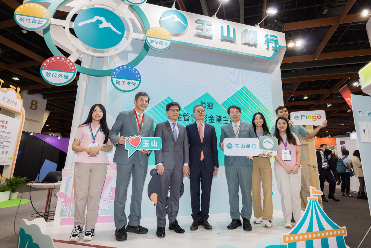 玉山銀行今年以「金融遊樂園」為主題，展示三大創新亮點：Cashmallow跨國無卡提款、生成式AI、圖資料（Graph）技術防詐；台新新光金控的最大亮點則是「退休理財展區」，讓參與者配戴AR眼鏡進入虛實整合的理財世界，完成從資產配置到答題闖關的多重任務，想像退休生活的多樣可能。
