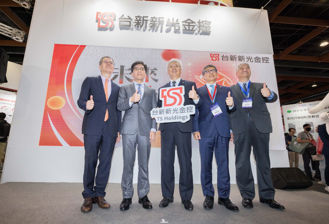 ▲金管會主委彭金隆(圖左二)、台新新光金總經理林維俊(圖左三)合影。唐紹航攝影。