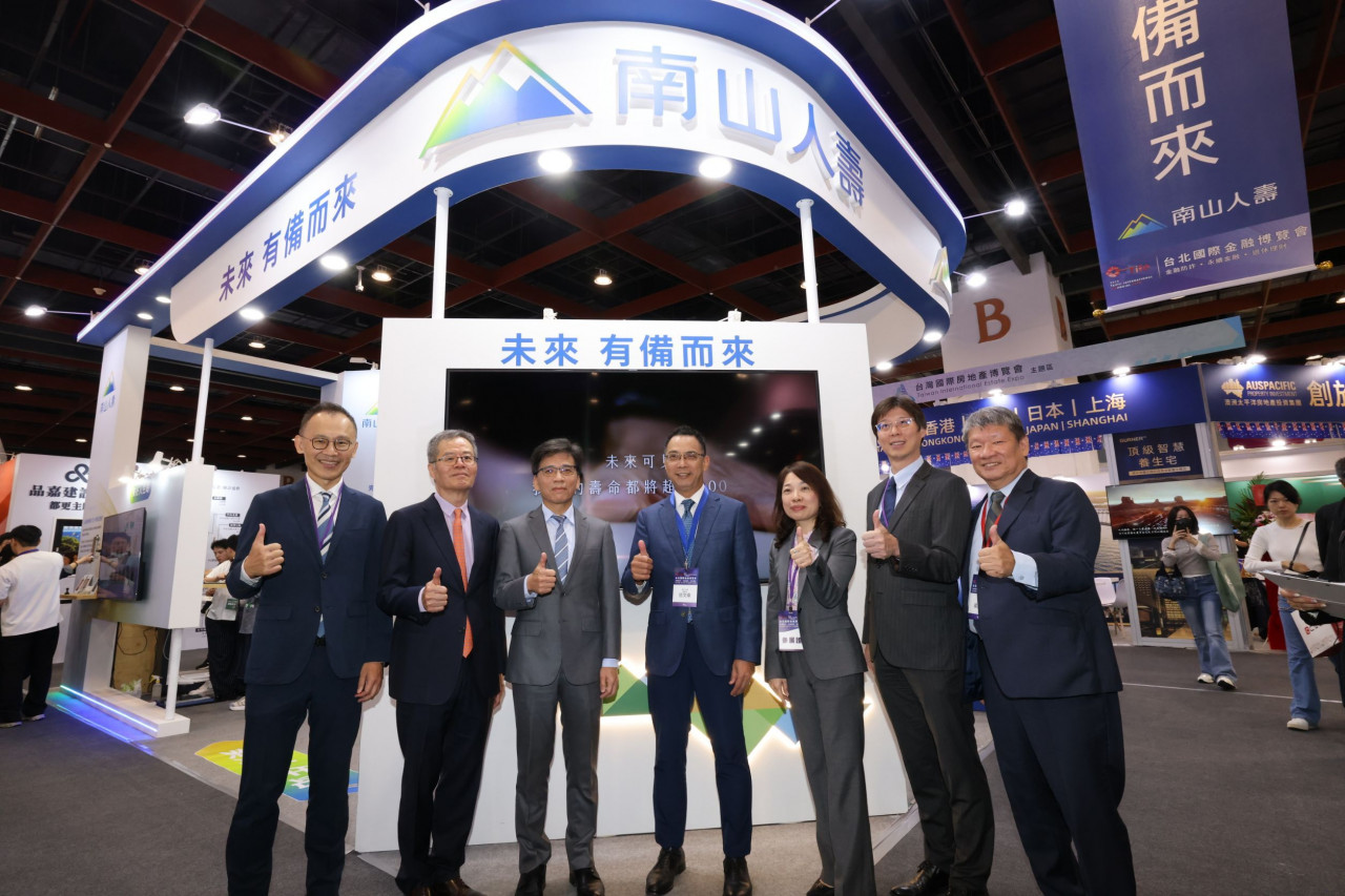 ▲金管會主委彭金隆(圖左三)參觀南山人壽展位