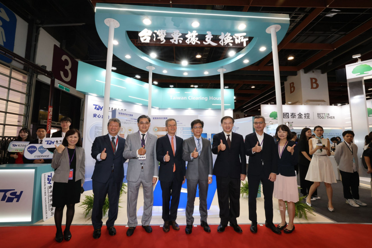 ▲金管會主委彭金隆(圖左五)參觀台灣票據所展位。