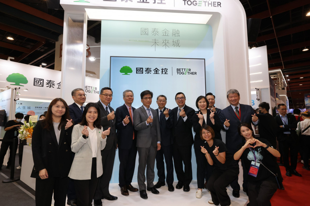 ▲金管會主委彭金隆(後排左五)參觀國泰金控展位
