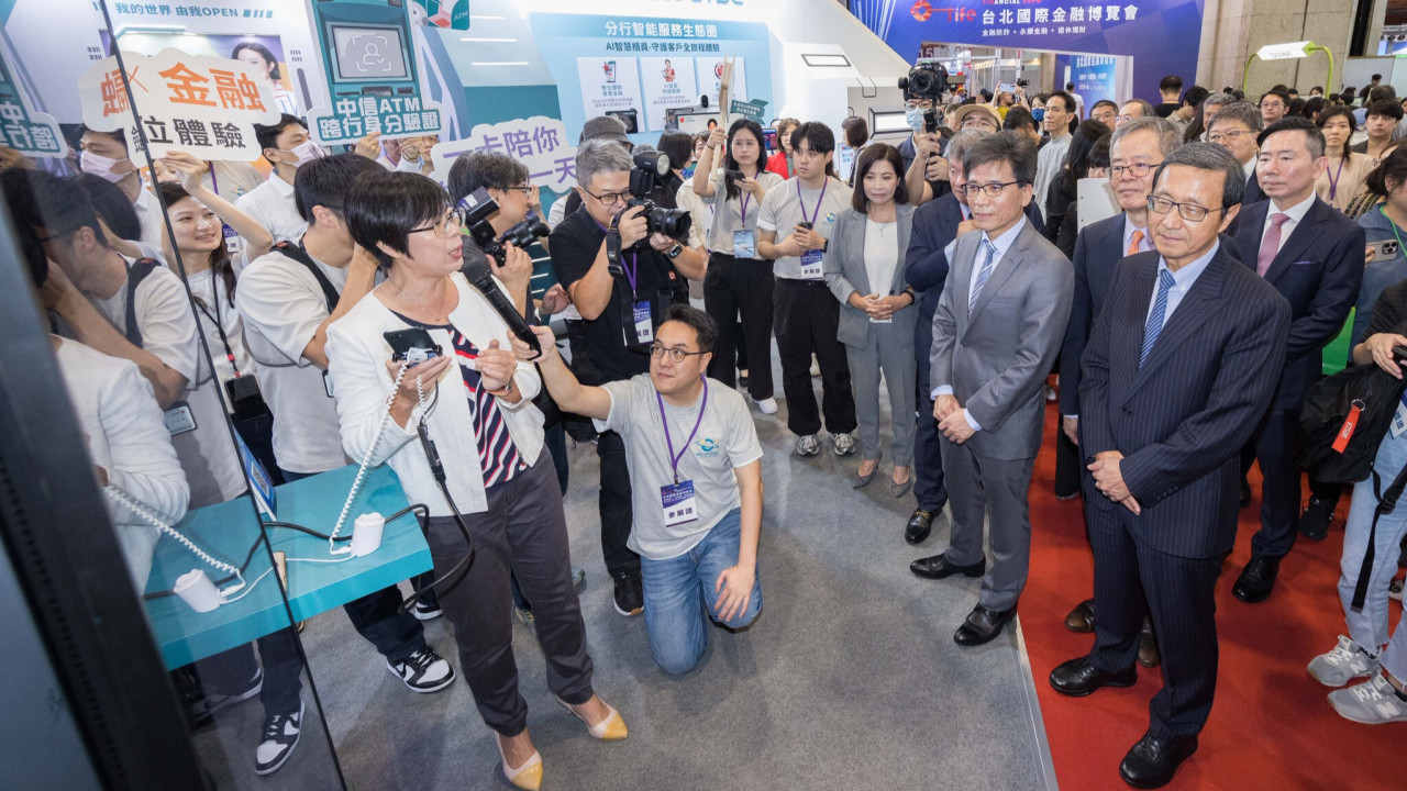 ▲中信同仁展示「AI信用卡秘書」使用方式。