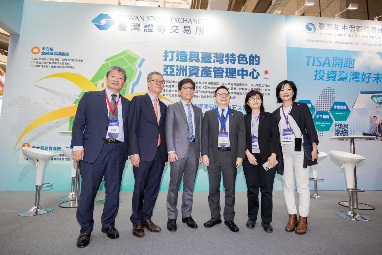在亞洲資產管理中心主題館,臺灣證券交易所董事長林修銘也參與合影。證交所負責設立亞資中心推動辦公室,作為業者諮詢窗口,提供法規、流程等一站式支援;與此同時,證交所也統籌設立亞資中心專屬網站,協助投資人掌握最新的政策資訊。