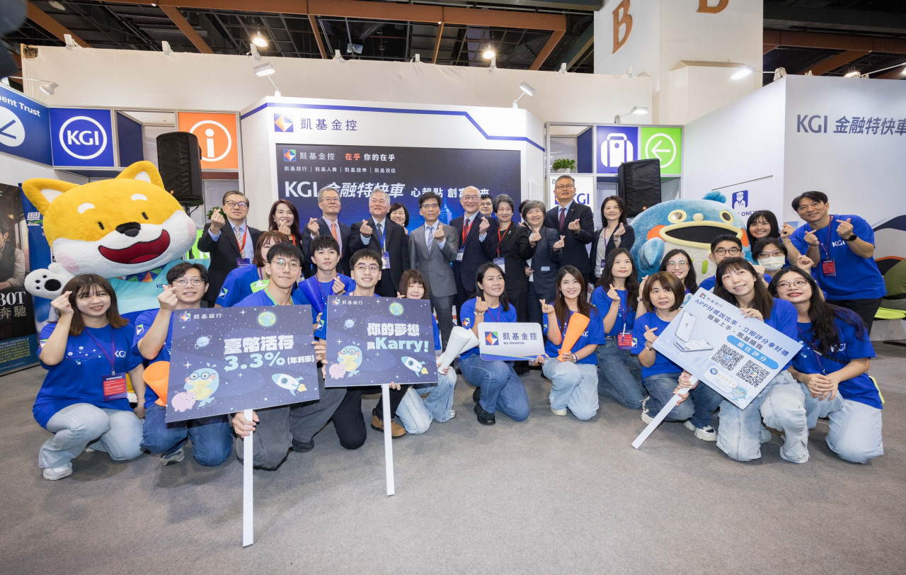 ▲金管會主委彭金隆(後排左五)參觀凱基金控展位