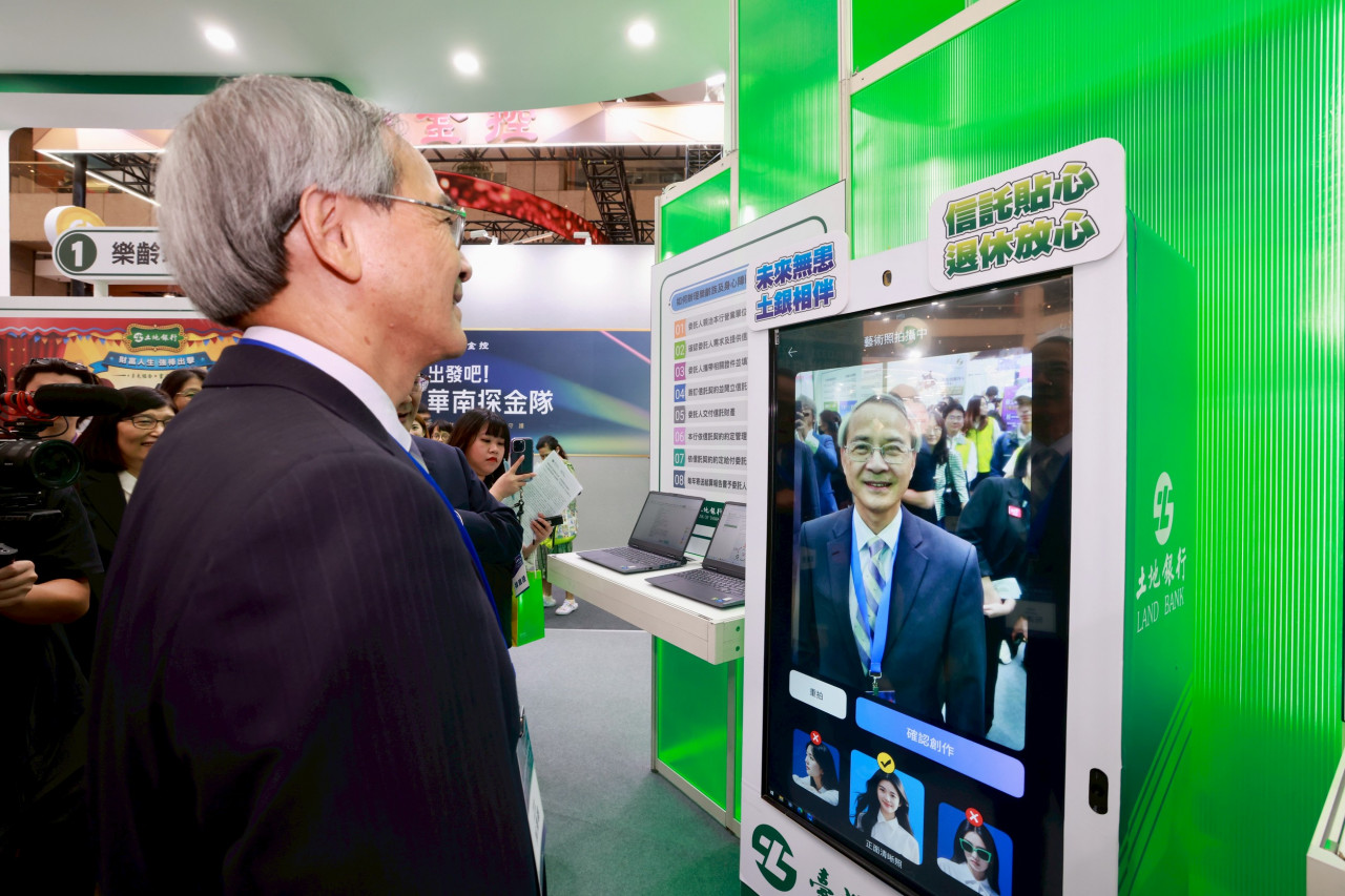 彭金龍參觀各大金融機構展位 深入體驗創新服務與未來趨勢
