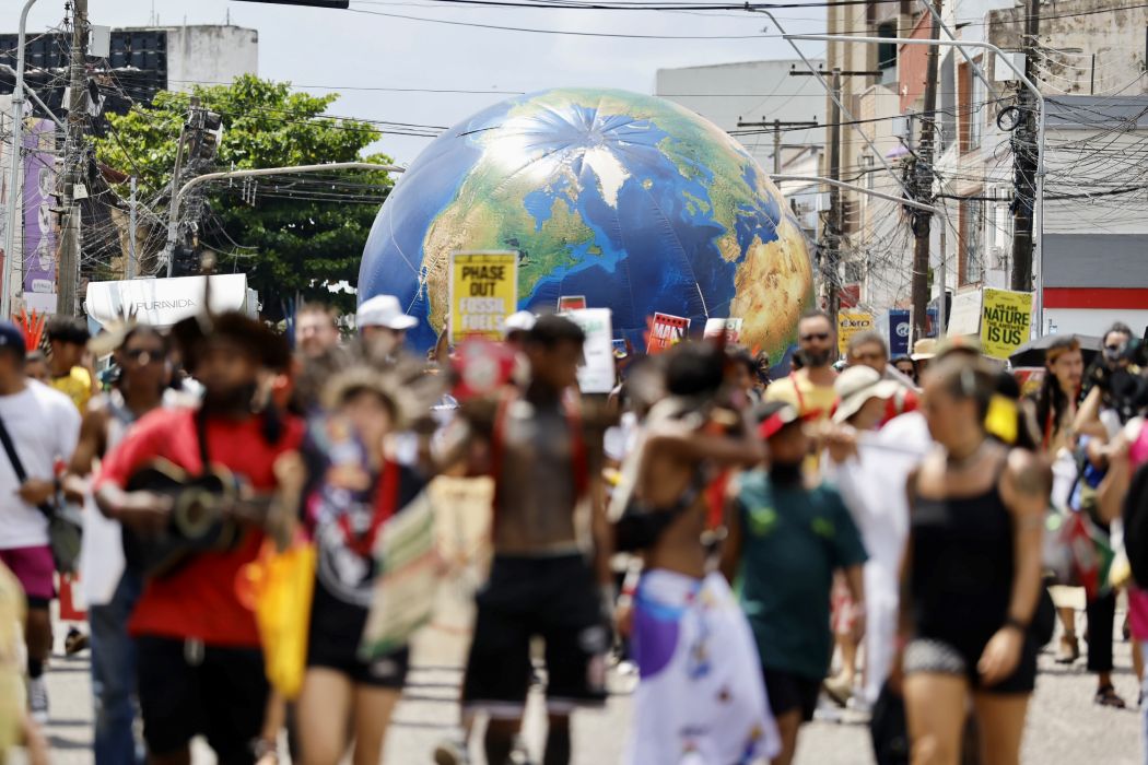 COP30 現場圖輯/數萬人湧入貝倫街頭,「雨林的怒吼」喊出了哪些被忽略的聲音?