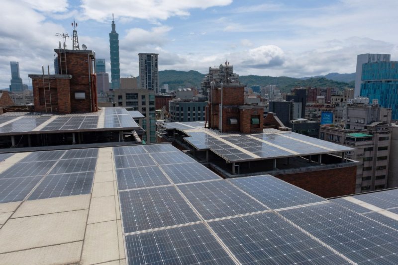 屋頂光電成綠電主力！內政部擴大建築發電，立面型光電如何幫助降溫、還能獲得碳權？
