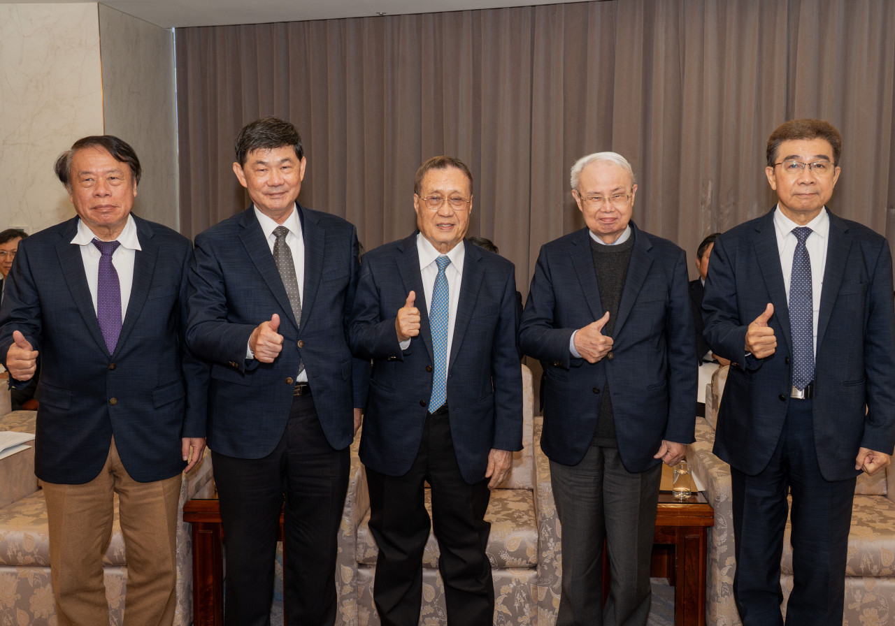 台塑不只是塑膠大王！中東戰火逼出集團「生存戰」：從電子級硫酸到太陽能材料，總裁吳嘉昭要拿回產業發言權