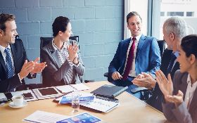 開完會老闆說"Let's get the ball rolling."，別傻問去哪找球！這句話是表示...... 