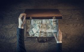 一卡皮箱走天下  為何台灣中小企業成了國際洗錢要角？