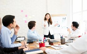 開會時突然被主管cue，沒有想法該怎麼辦？3個說法應對，不失專業