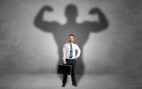 「身份」是害人不淺的東西，它帶來自我哄抬的偉大假象