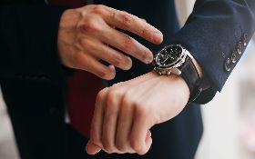 「看時間」都說"watch time"？錯了，其實跟「看」完全無關 