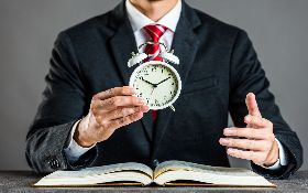 遲到是「扣薪」還是「不計薪」，是否公司內規怎麼寫就要怎麼扣款呢？