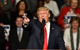 提議「讓老師隱藏攜槍」川普真的只是一介莽夫？