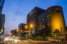 京華城要賣、六福皇宮結束營業！到底經營事業還是經營土地好？