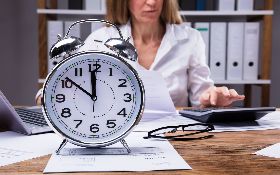 主管幫員工代打卡，算不算偽造出勤紀錄呢？企業與員工都要注意的幾個細節！