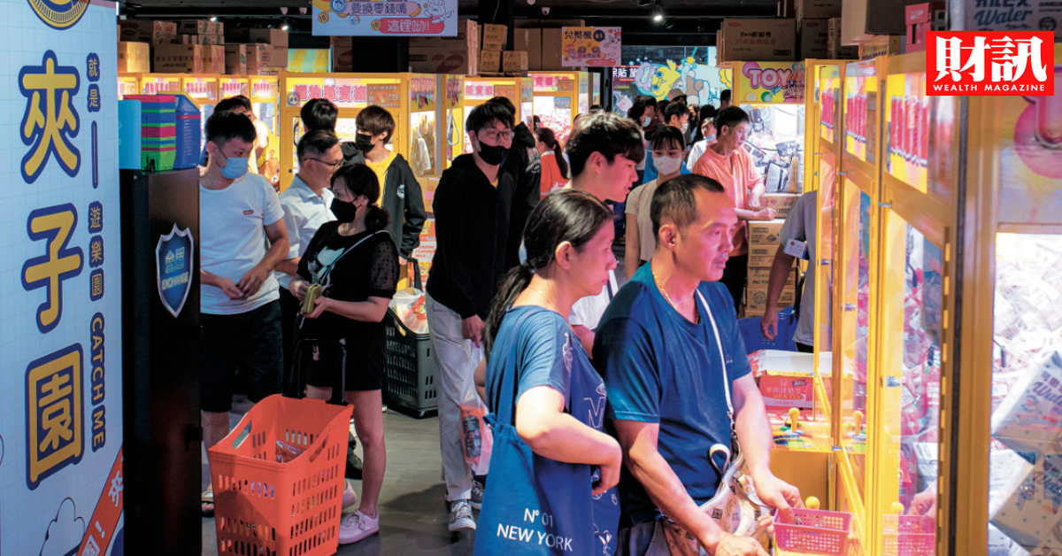夾娃娃機店內貨架與機台｜來源：今周刊／財訊