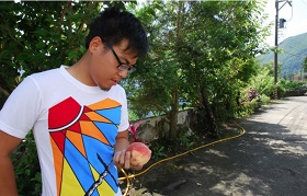 他26歲  研發出精釀啤酒幫果農加薪