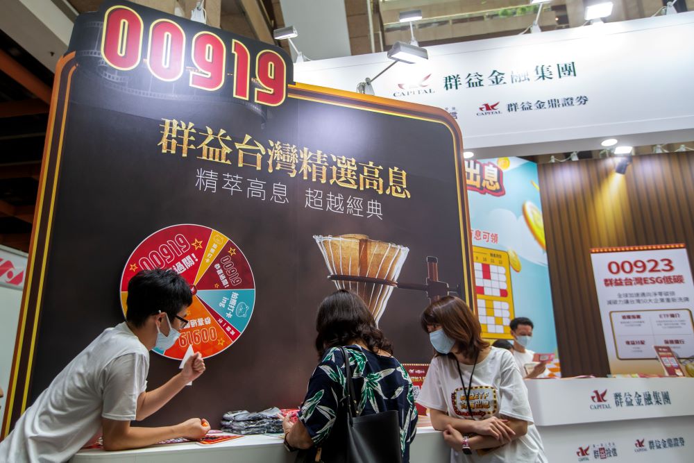 假設第二季配息來源差不多，單純用第一季的股息佔比來看，0056的資本利得比00919還低一些，另外上市時間也夠久，收益平準金肯定比較充足，所以想維持相同股息，又或者希望股息不要縮水太多的角度來看，0056還是領息族的首選。