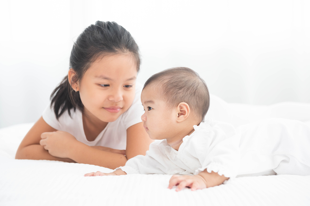 老大如同字面意思，就是第一個小孩。父母面對老大，總是繃緊神經在處理育兒大小事，不論餵奶或換尿布都是未曾有過的體驗。