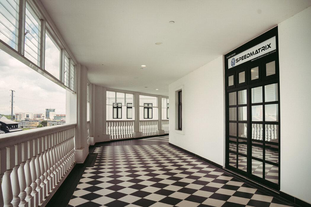 Megaspeed的馬來西亞子公司Speedmatrix的辦公室設在柔佛州的一家購物中心裡，辦公室窗戶是反光玻璃的，大門裝有指紋鎖。 Amrita Chandradas for The New York Times