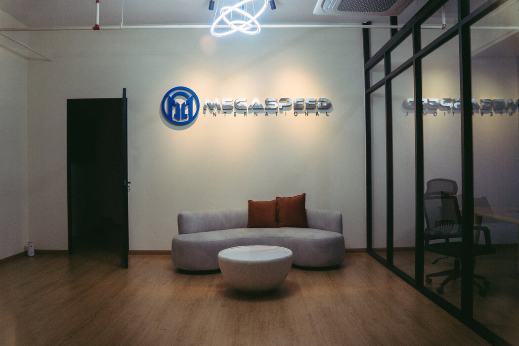 Speedmatrix辦公室的接待區，可以看到Megaspeed的logo。