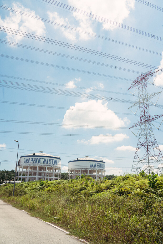 水箱和電網線路為位於棕櫚油樹林裡的塞德納克科技園的數據中心提供支持。