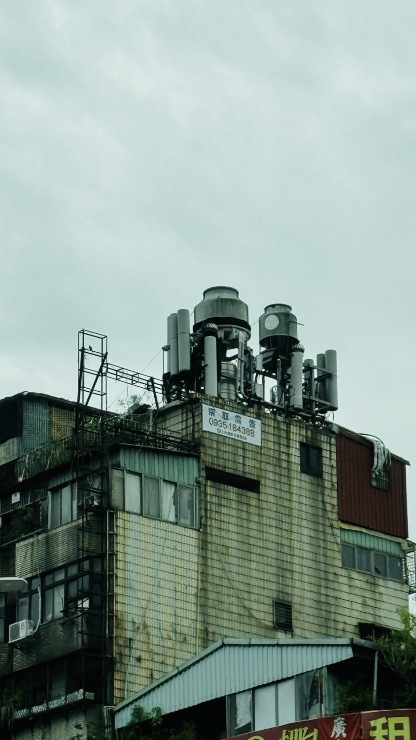 1. 黑灰牆面 代表這裡迎風,有空污、多潮濕,加蓋處容易漏水