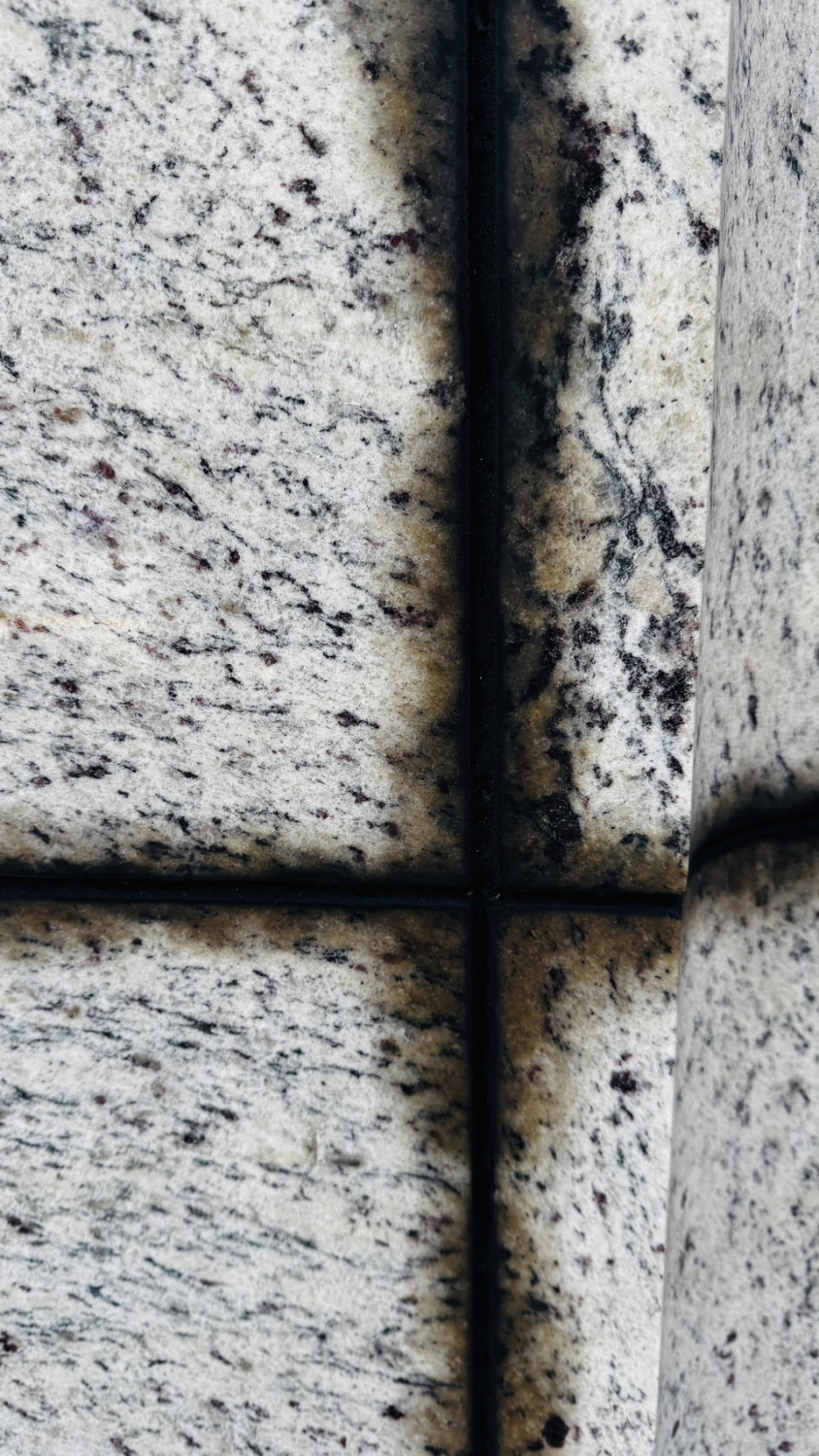 石材表面沒有完整處理孔隙,或是空氣酸度、濕度偏高,矽利康的油滲出被吸收,或是用了穩定度較差的填縫產品所導致