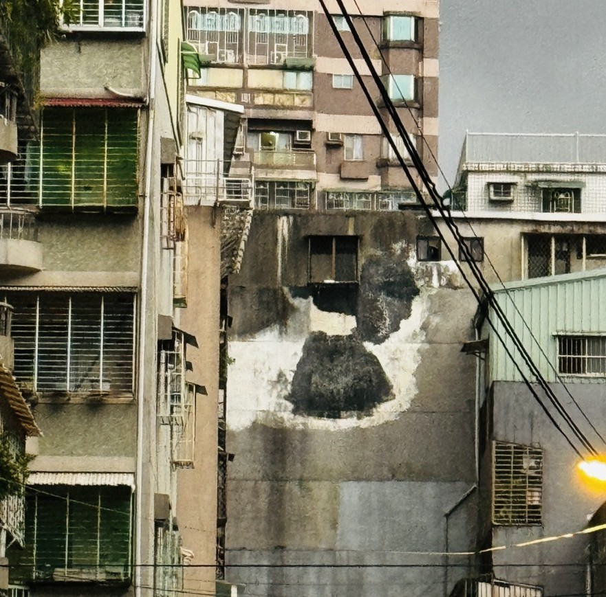 火災外牆 看似恐怖的外觀,其實是火災過後造成,如果長年如此,恐怕是屋主無力負擔修繕費用,除了美觀問題也要注意結構問題。