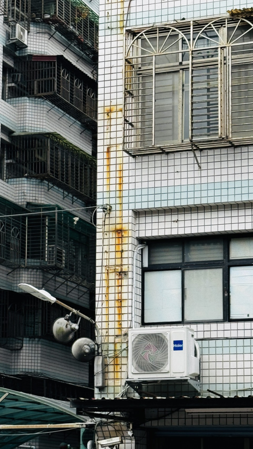 5. 紅色鏽蝕 鏽紅色的滲漏也不算少見,如果不是冷氣機鐵架生鏽,就是代表漏水漏到鋼筋,鏽水流出而出現暗紅色,你得小心是否是鋼筋鏽蝕,年久失修有可能影響結構穩定。