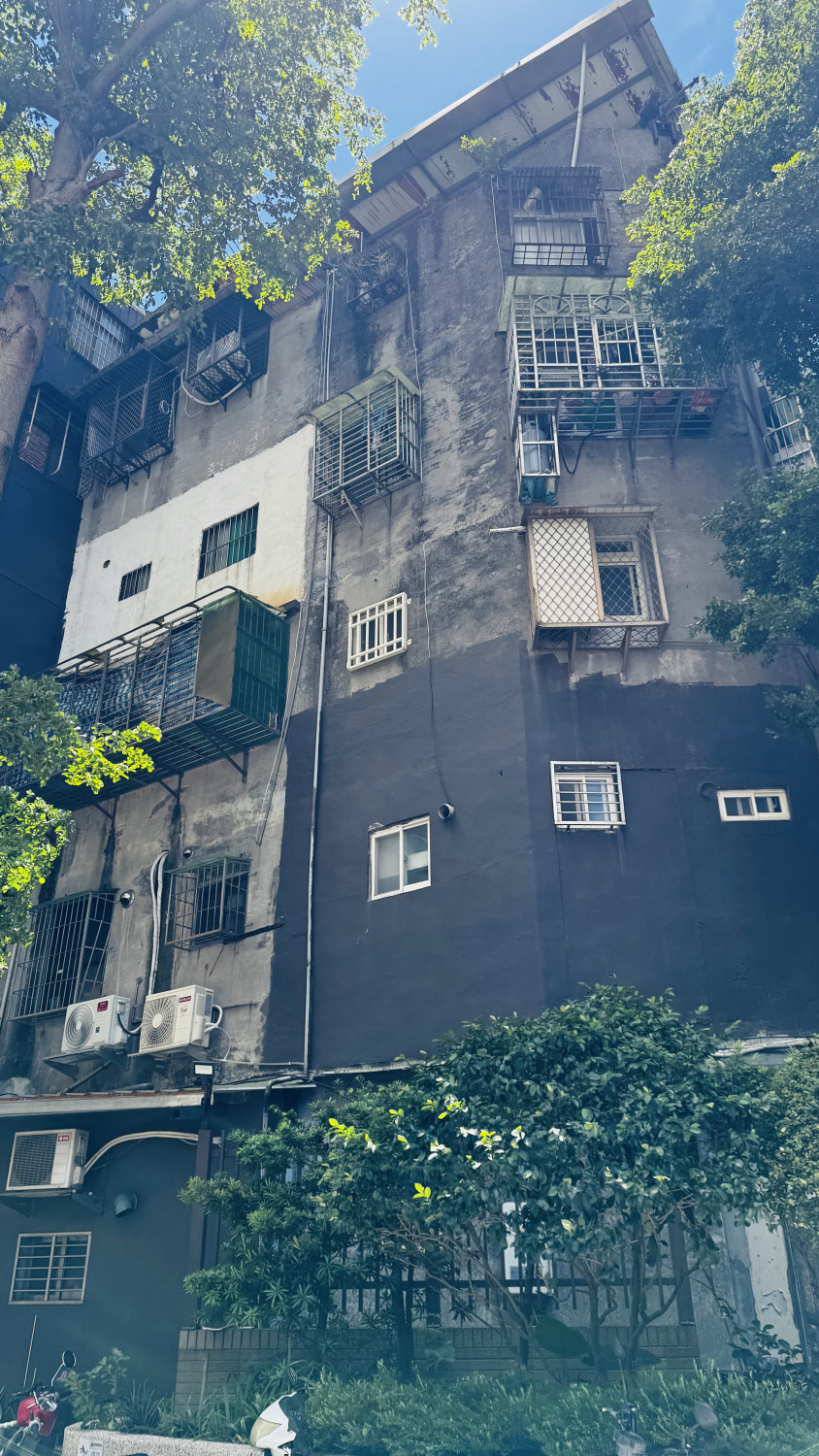 不同色塊 老公寓各自為政,外牆塗漆明顯顏色不同,白色、黑色可能是油漆+ 防水漆,灰色則是原始水泥牆面,通常可以擋個5 年不滲漏,但如果是迎風面,防水時效就會降低。