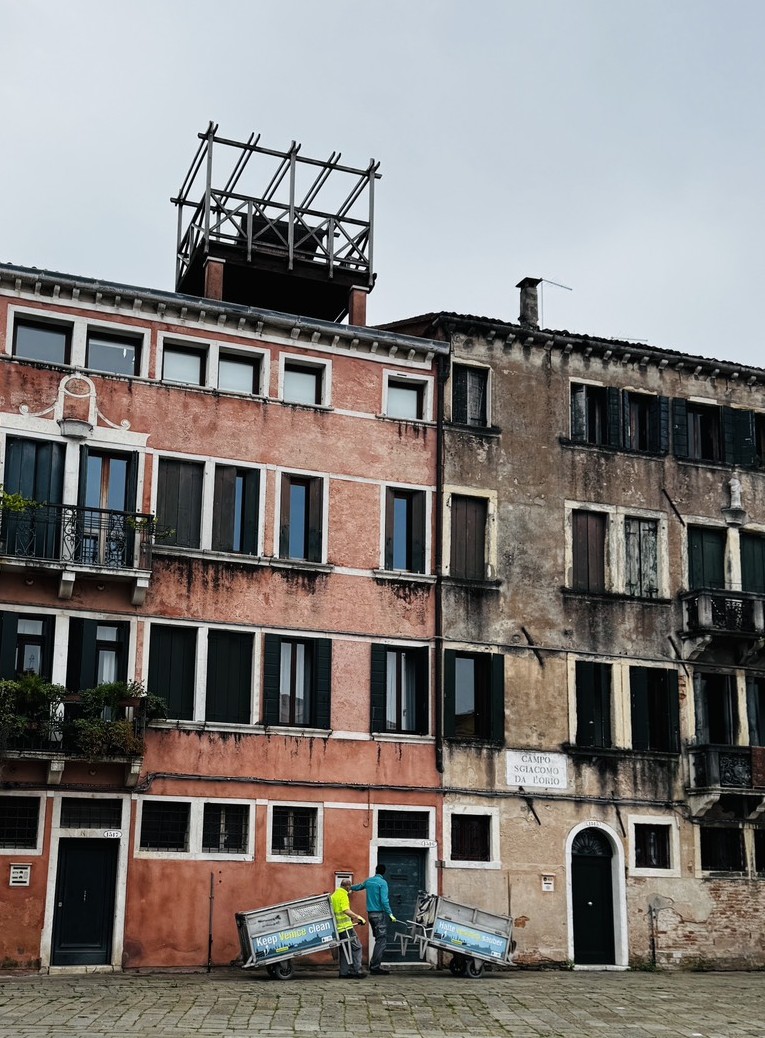 黑色霉垢 外牆上有環境潮濕造成的黴斑,黑垢的生成方向幾乎等於風的方向,如果吹入家中,你的牆壁、衣服與肺,也容易變成黑色,地形風與污染物同樣對居住者造成污染。