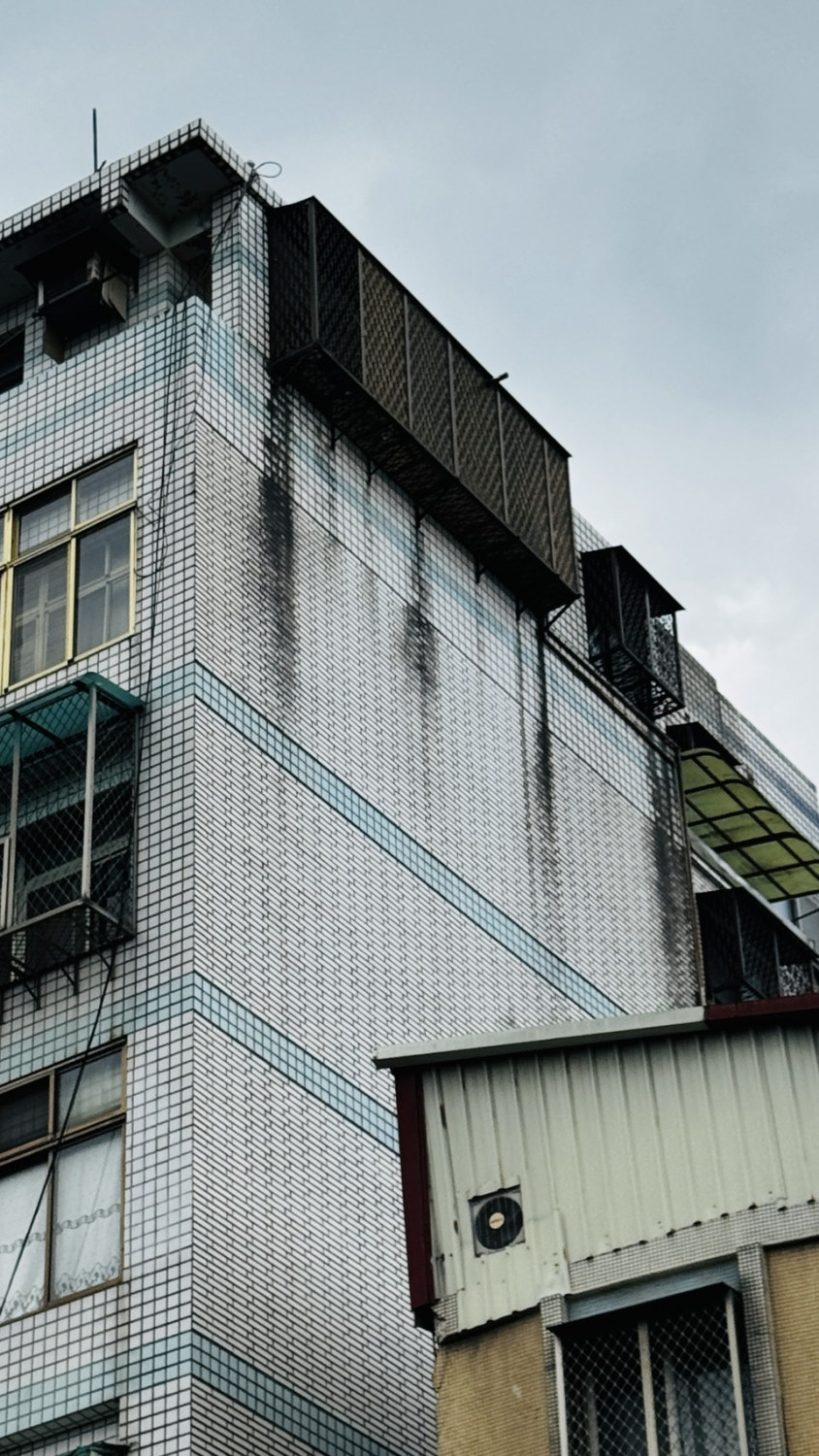 鐵窗黑水 流黑水的外牆,有時倒不是因環境太潮濕所造成,而是住戶加裝較密的鐵窗,因處於迎風面,塵垢多加上長期潑雨,久了就流黑水,有如哭泣的眼線,以風水來說較為不利。