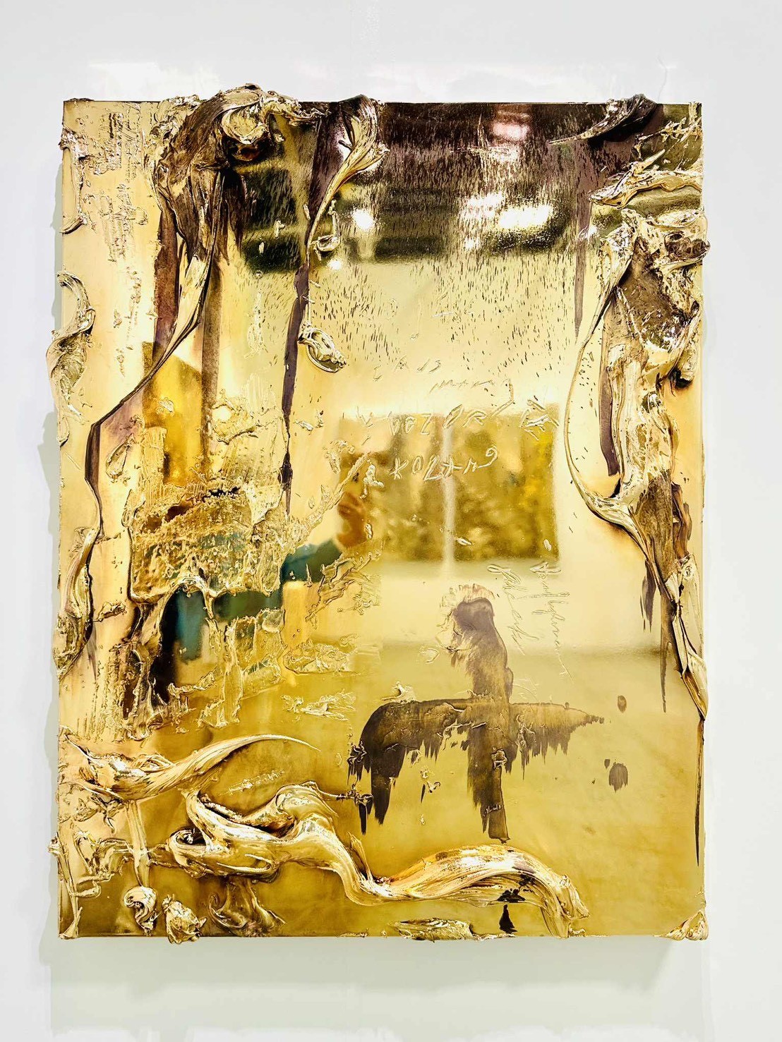 田奈藝術（Gin Huang Gallery）推出波蘭藝術家伊戈爾・多布羅沃爾斯基全新創作，作品以金屬浮雕與畫布層疊結構融合鏽蝕與拋光質感，展現冷冽與溫柔並存的情感張力。藝術家亦親臨現場與觀眾交流。圖為田奈藝術展位一景。（田奈藝術提供）