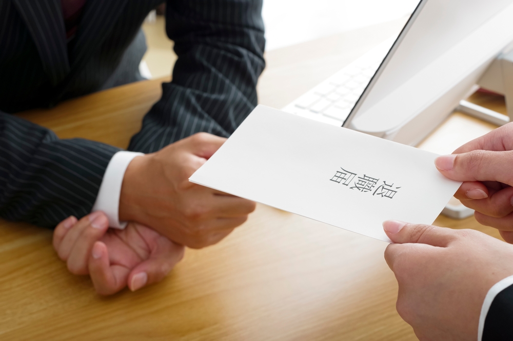 要請領老年給付(無論是一次領或月領年金),最基本的條件就是必須先辦理「離職、退保、退休」!