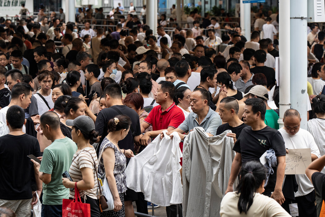 廣州的一個招聘會上,紡織廠的代表正在招聘工人。