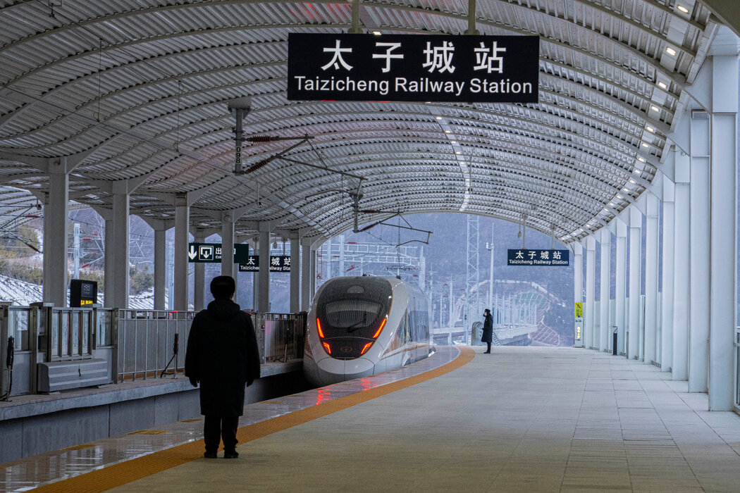 中國張家口的一座高鐵站。多年來,中國一直通過投資公共基礎設施來增加投資總量。
