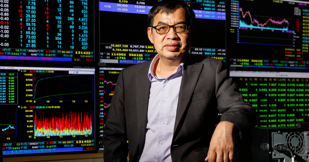 手中還有鴻海(2317)該砍嗎？跌破季線是最後警訊？力積電、亞光...億元教授解碼2026下半年「暴力降息」4檔黑馬股