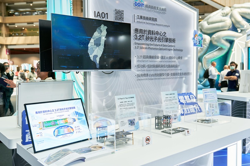 矽光子負責讓大量資料更快速、更有效率地在不同晶片之間流動,避免資料大塞車。